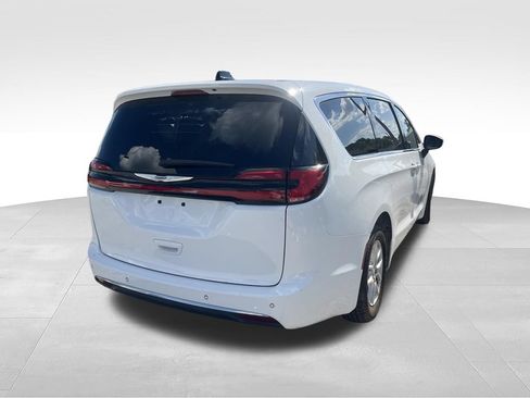 Used 2023 Chrysler Pacifica Touring-L FWD image 6