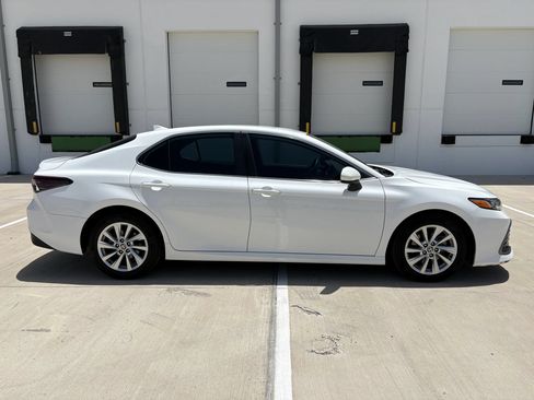 Used 2021 Toyota Camry LE FWD image 3