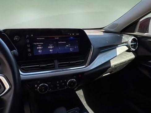 Used 2025 Chevrolet Trax LT w/ Driver Confidence Package FWD image 17