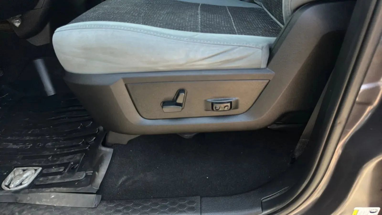 Used 2019 RAM 1500 Classic SLT w/ Luxury Group AWD/4WD image 15