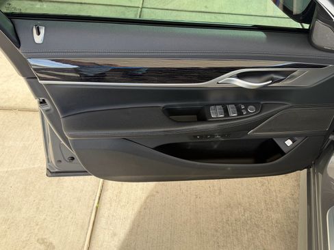 Used 2022 BMW 740i w/ M Sport Package image 17