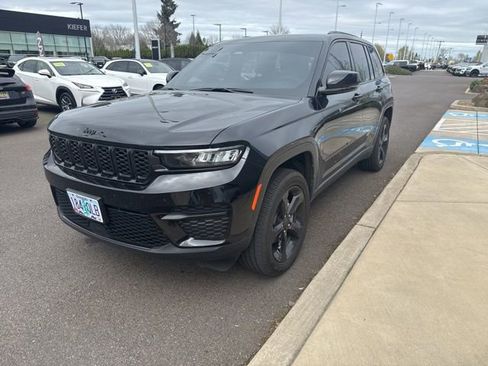 Used 2025 Jeep Grand Cherokee Altitude image 4