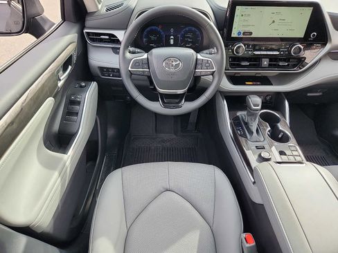 Used 2026 Toyota Highlander Platinum AWD/4WD image 11