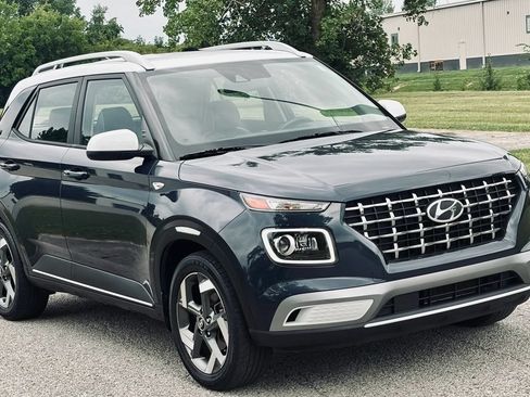Used 2021 Hyundai Venue FWD image 13