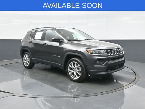 Used 2023 Jeep Compass Latitude image 1