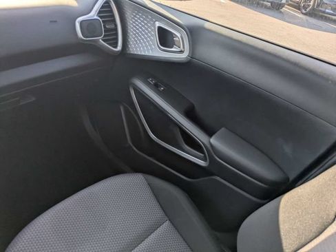 Used 2025 Kia Soul LX w/ LX Technology Package FWD image 16