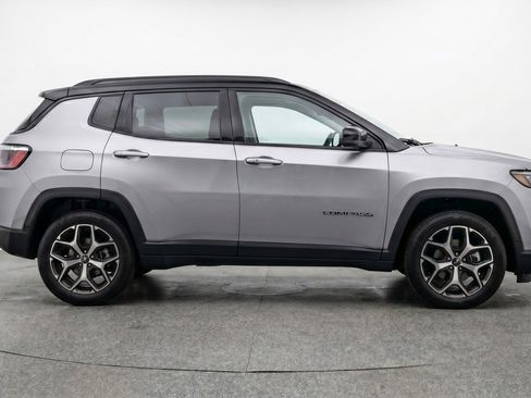 Used 2025 Jeep Compass Limited image 9