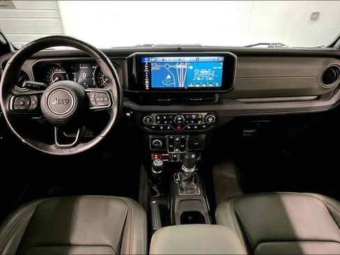Used 2024 Jeep Gladiator Mojave AWD/4WD image 18