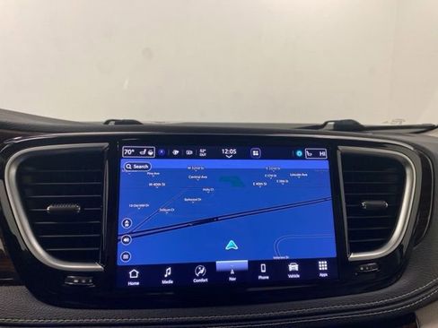 Used 2021 Chrysler Pacifica Limited w/ Uconnect Theater Family Group image 15