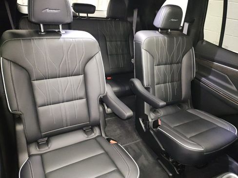 Certified 2025 Buick Enclave Avenir w/ Trailering Package, 5000 lbs. AWD/4WD image 11