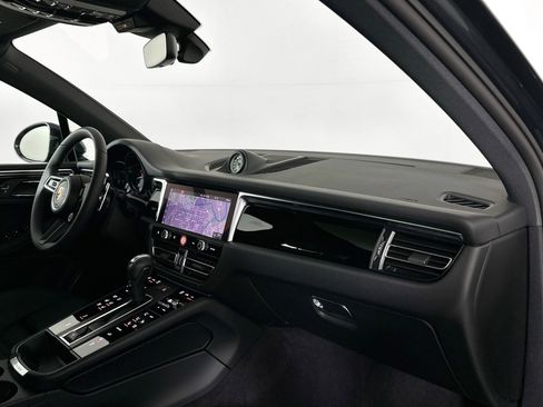 Certified 2025 Porsche Macan image 29