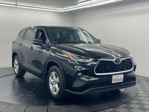 Used 2021 Toyota Highlander LE AWD/4WD image 3
