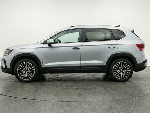 Used 2025 Volkswagen Taos SE image 5