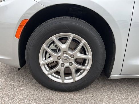 Used 2024 Chrysler Pacifica Touring-L image 12