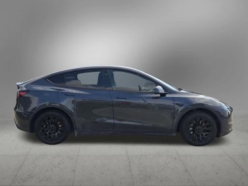 Used 2024 Tesla Model Y 2WD image 9