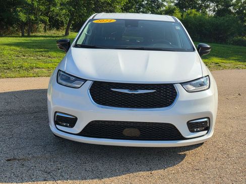 Used 2024 Chrysler Pacifica Touring-L FWD image 13