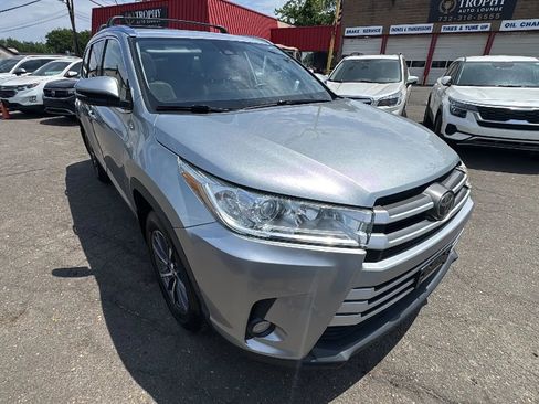 Used 2019 Toyota Highlander XLE AWD/4WD image 3