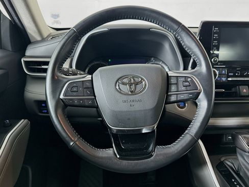 Used 2021 Toyota Highlander XLE AWD/4WD image 18