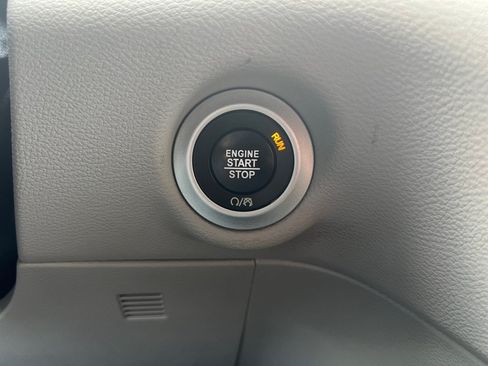 Used 2018 Chrysler Pacifica Touring-L FWD image 24