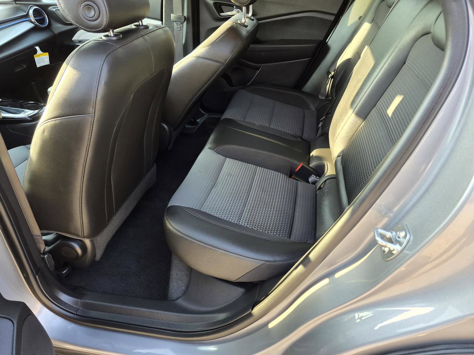Used 2025 Chevrolet Trax LT w/ LT Convenience Package FWD image 3