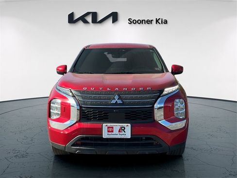 Used 2022 Mitsubishi Outlander ES image 2