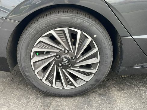 New 2025 Hyundai Sonata Limited image 32