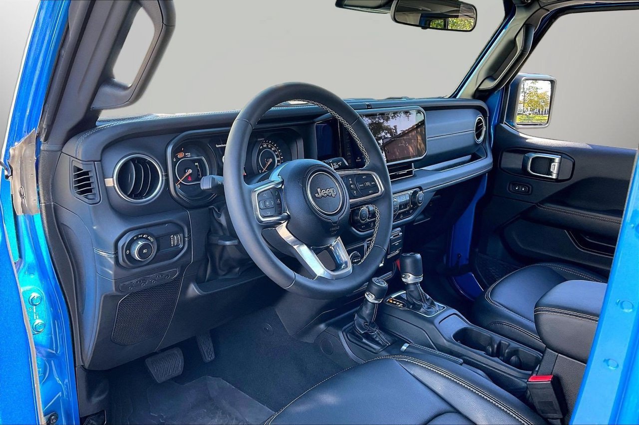 Certified 2025 Jeep Wrangler Unlimited Sahara AWD/4WD image 18
