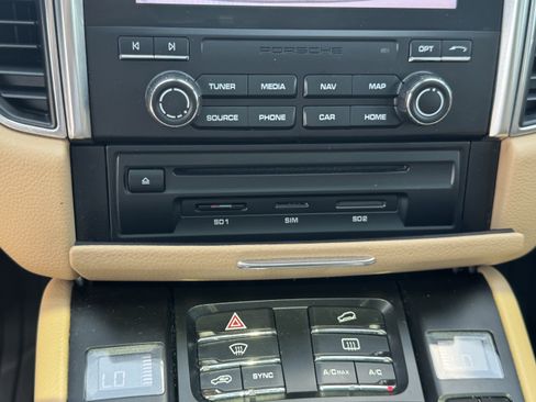 Used 2018 Porsche Macan AWD/4WD image 31