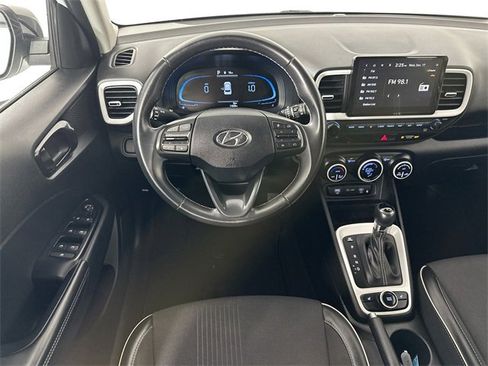 Used 2023 Hyundai Venue Limited image 10