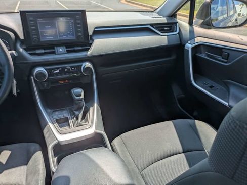 Used 2019 Toyota RAV4 LE FWD image 18