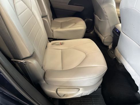 Used 2020 Toyota Highlander XLE image 16