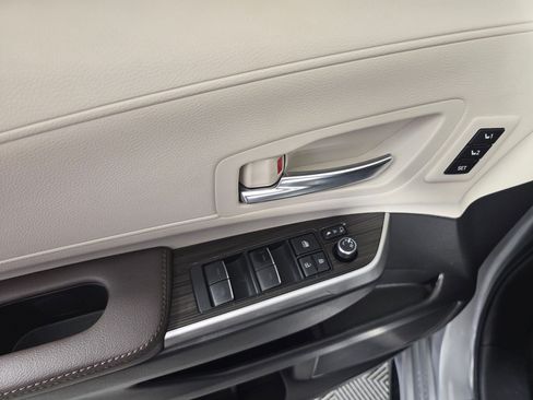 Used 2024 Toyota Sienna Platinum image 23