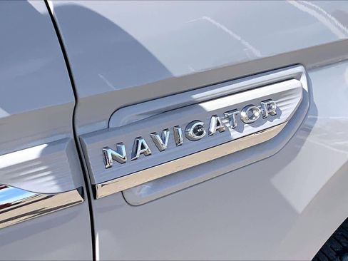 Certified 2022 Lincoln Navigator L Reserve image 10