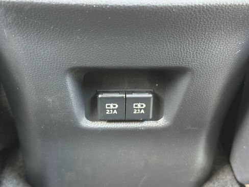 Used 2021 Toyota RAV4 XLE w/ Convenience Package FWD image 31