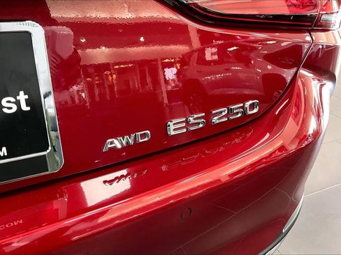 Used 2024 Lexus ES 250 w/ Premium Package image 16