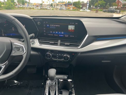 Used 2025 Chevrolet Trax LT w/ LT Convenience Package FWD image 17