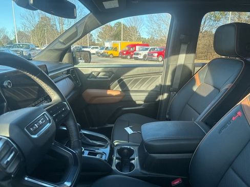 Used 2024 GMC Canyon AT4 w/ AT4 Premium Package image 8