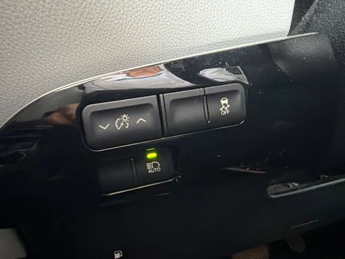 Used 2016 Toyota Prius Three Touring FWD image 30