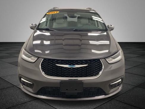 Used 2021 Chrysler Pacifica Limited w/ Uconnect Theater Family Group image 2