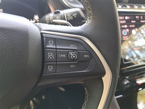 Used 2023 Jeep Grand Cherokee L Laredo image 19