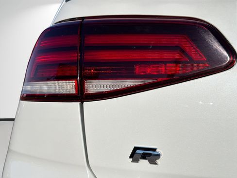 Used 2018 Volkswagen Golf R 4-Door image 10