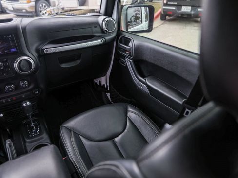 Used 2016 Jeep Wrangler Unlimited Sahara w/ Connectivity Group image 24