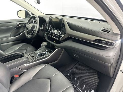 Used 2023 Toyota Highlander XLE AWD/4WD image 30