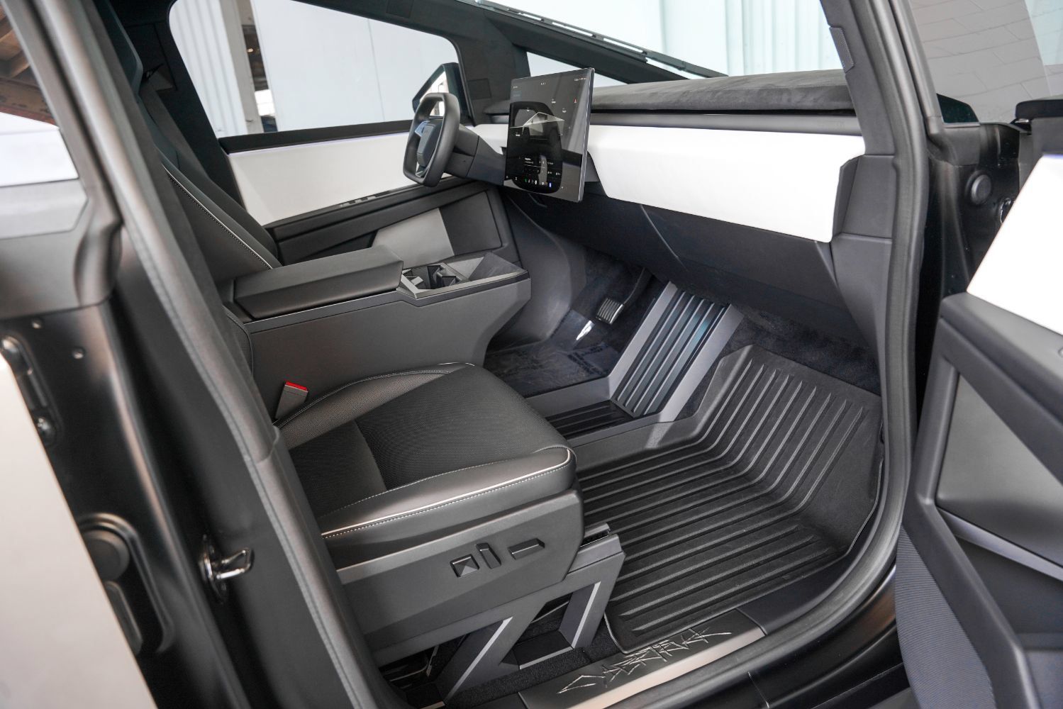 Used 2024 Tesla Cybertruck Cyberbeast AWD/4WD image 2