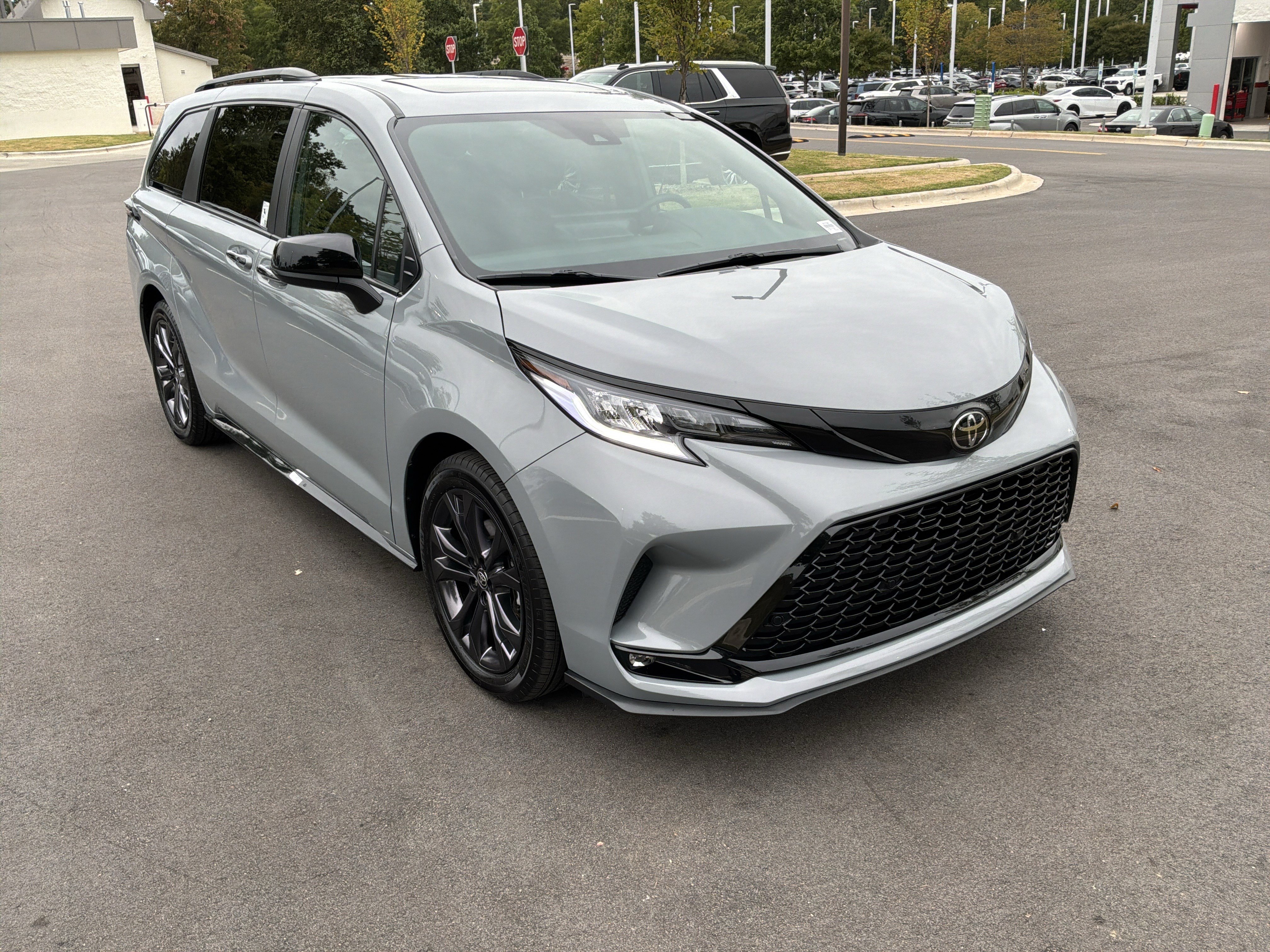 Used 2026 Toyota Sienna XSE FWD image 2