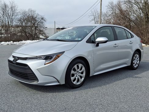 Used 2025 Toyota Corolla LE FWD image 3