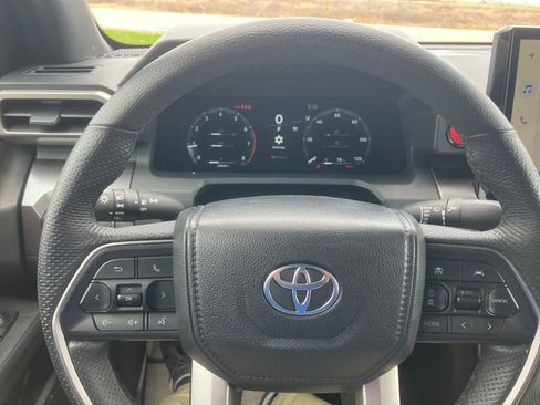 Used 2025 Toyota Tacoma TRD Off-Road AWD/4WD image 17
