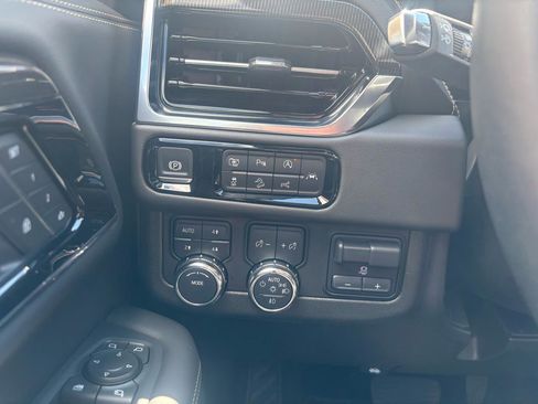 Used 2025 GMC Yukon XL Elevation w/ Elevation Premium Package image 21