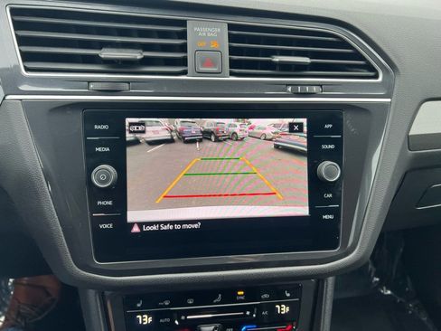 Used 2024 Volkswagen Tiguan SE image 41