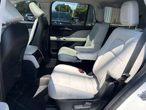 Certified 2025 Lincoln Aviator AWD image 28